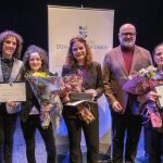 De izda. a dcha., la coordinadora de la Fundación Don Juan de Borbón, Noelia Gómez, Eva Fernández Muñoz (primer premio), María José Arenas Martín (segundo premio), el concejal de cultura del Ayuntamiento de Segovia, Juan Carlos Monroy y María Isabel Flores Rubio (tercer premio)