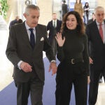 El look de oficina de Ayuso.