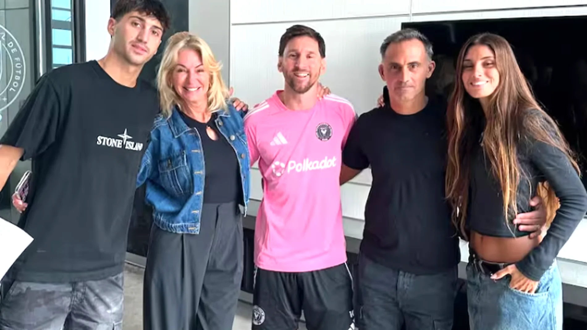 Messi junto a la periodista Yannina Latorre y su familia