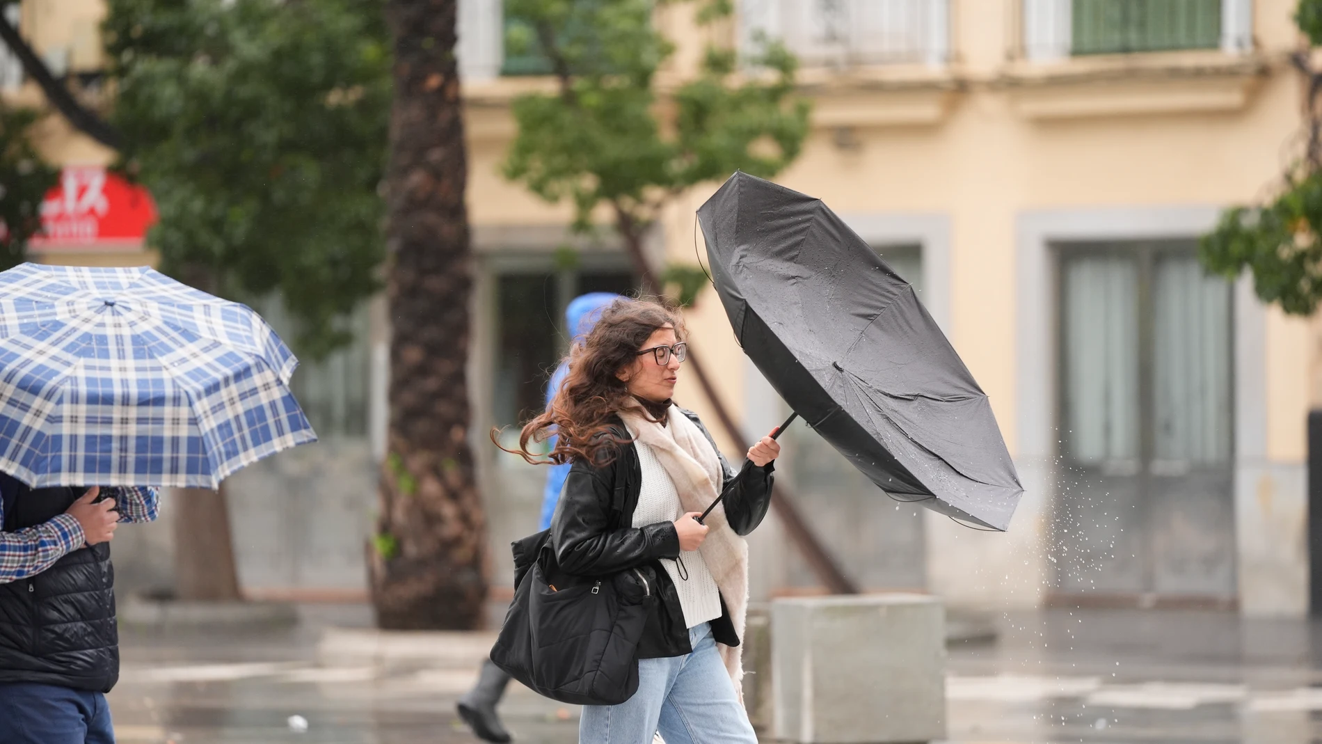 Personas sufren la llegada de La Borrasca "Herminia". A 27 de enero de 2025 en Sevilla, Andalucía (España). La borrasca 'Herminia' ha llegado a Andalucía, intensificando las precipitaciones en gran parte de la región. Este fenómeno meteorológico pondrá fin al mes de enero con lluvias persistentes, especialmente en las zonas occidentales y centrales, acompañadas de fuertes rachas de viento en algunos puntos. 27 ENERO 2025 Joaquin Corchero / Europa Press 27/01/2025