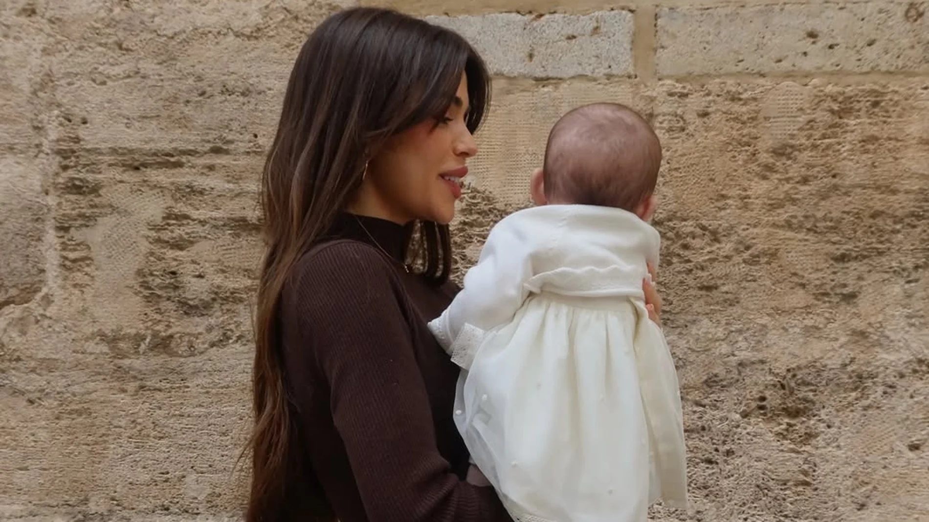 El look de madrina de Violeta Mangriñán.