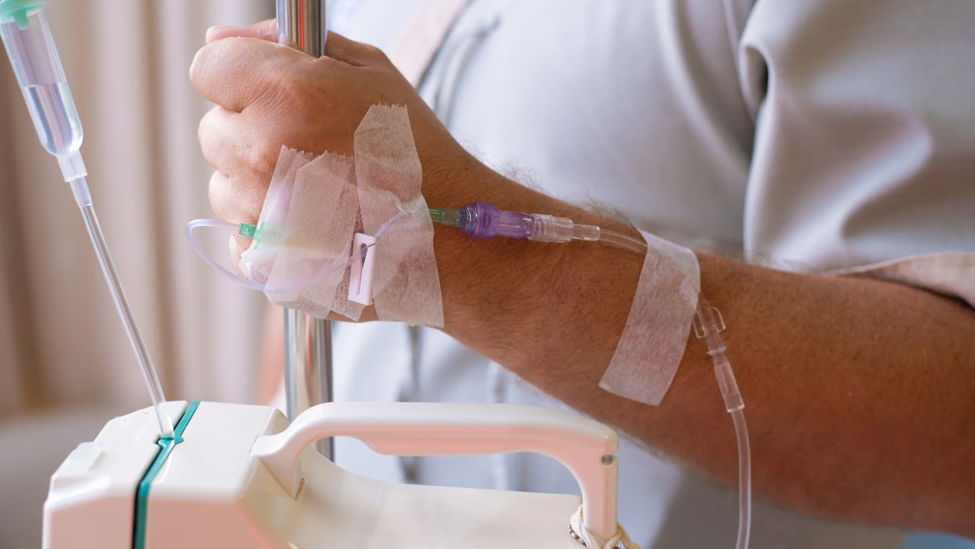 Paciente recibiendo un tratamiento de quimioterapia para el cáncer