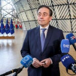 El ministro español de Asuntos Exteriores, José Manuel Albares, comparece ante la prensa en Bruselas antes de la reunión del Consejo Europeo de Asuntos Exteriores.