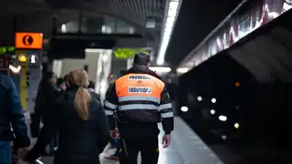 Un vigilante de seguridad en el Metro de Barcelona Un vigilante de seguridad en el Metro de Barcelona