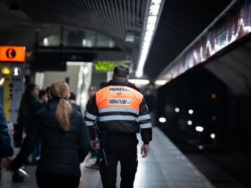 Un vigilante de seguridad en el Metro de Barcelona