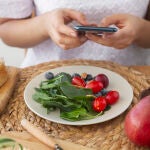 Una mujer come una ensalada