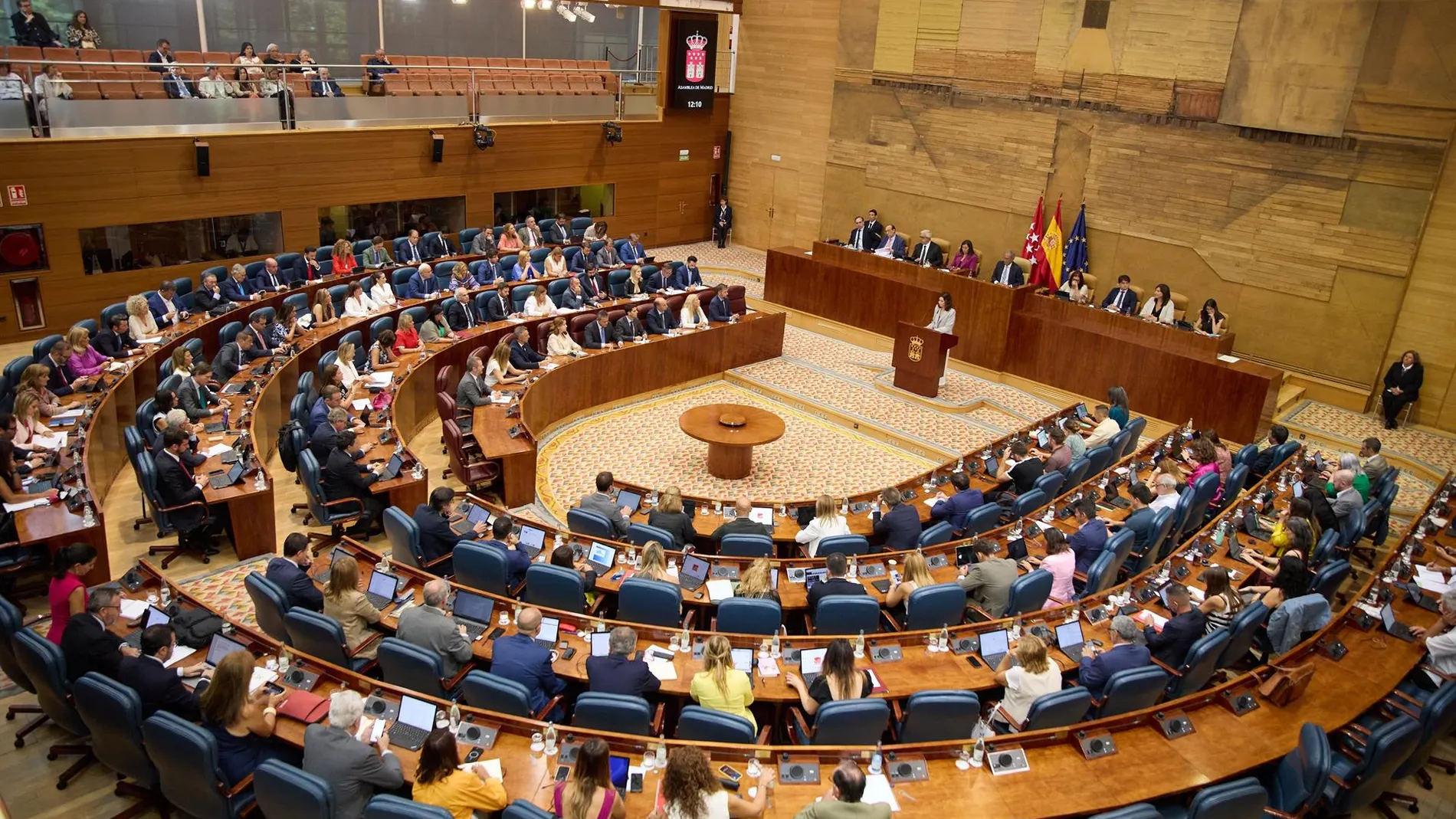 MADRID.-PP y PSOE defienden la subida de sueldos en la Asamblea, Vox la rechaza y MM pide condicionarla a las pensiones