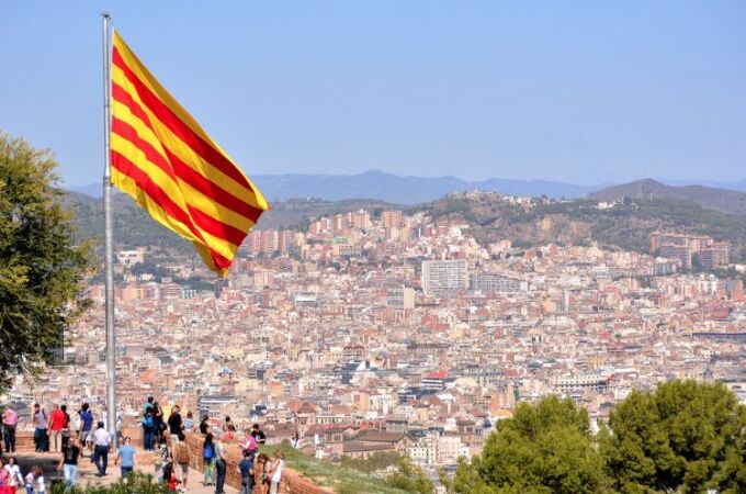 La bandera de Cataluña frente a la ciudad de Barcelona