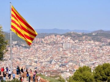 La bandera de Catalu&ntilde;a frente a la ciudad de Barcelona