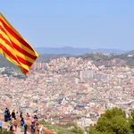 La bandera de Cataluña frente a la ciudad de Barcelona