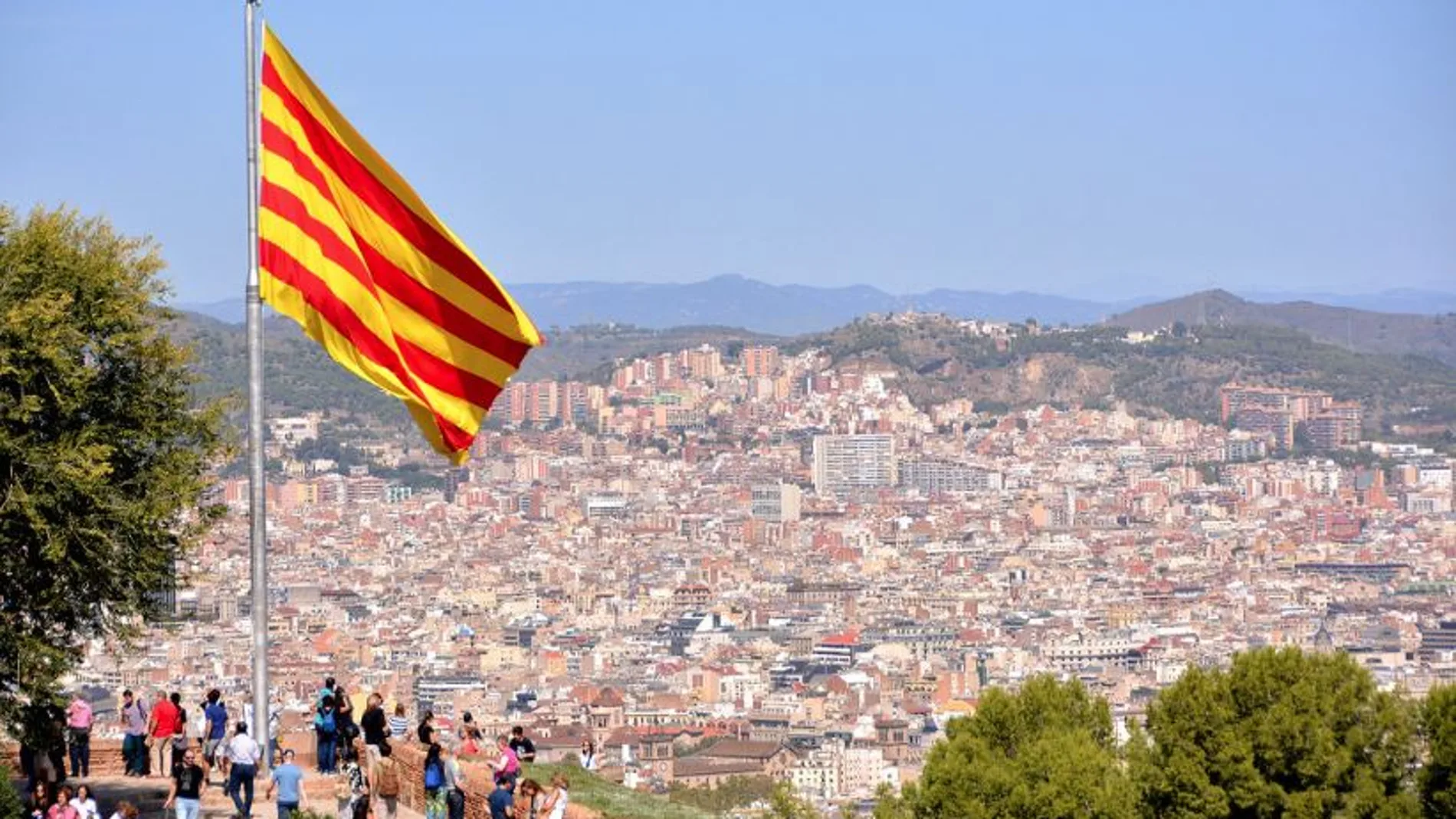 La bandera de Cataluña frente a la ciudad de Barcelona