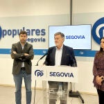 El secretario regional del PP, Francisco Vázquez, junto a los procuradores Elena Rincón y Javier Carpio