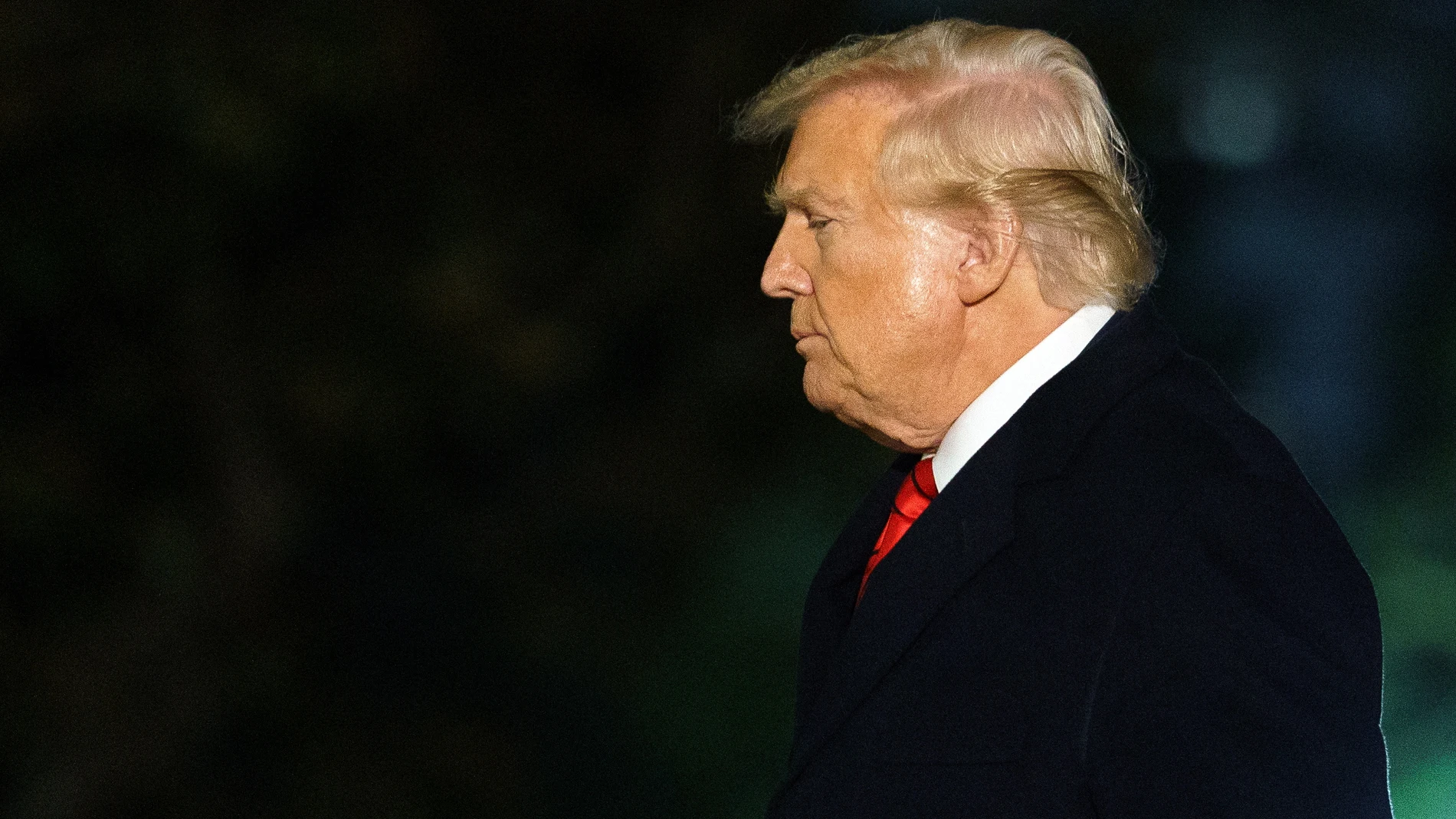 Washington (United States), 28/01/2025.- US President Donald Trump arrives on the South Lawn of the White House, Washington, DC, USA, 27 January 2025. President Trump arrived back to Washington DC after delivering a speech at the 2025 House Republican Members Conference Dinner in in Miami, Florida. EFE/EPA/WILL OLIVER / POOL