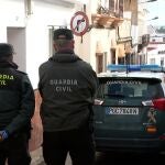 Una patrulla de la Guardia Civil vigila las inmediaciones de la vivienda de la víctima