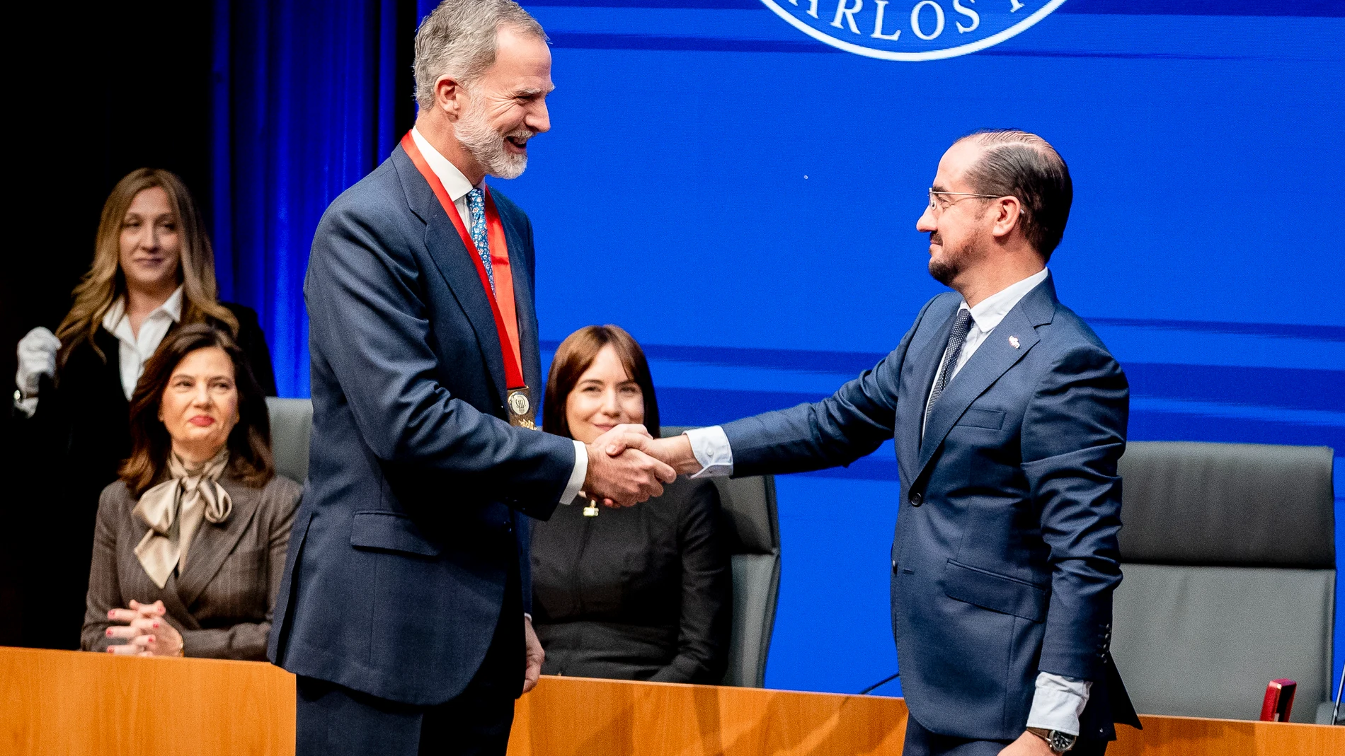 (I-D) El Rey Felipe VI y el rector de la Universidad Carlos III, Ángel Arias, durante la conmemoración del ‘Día de la Universidad’, donde el Rey recibe la Medalla de Honor que concede la Universidad Carlos III, en la Facultad de Ciencias de la Salud de la Universidad Carlos III de Madrid, a 28 de enero de 2025, en Madrid (España). Durante el acto recibe la Medalla de Honor que concede la Universidad Carlos III, que representa el máximo reconocimiento que la universidad otorga a personas e ins...