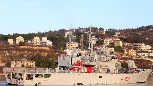 Un barco militar italiano con inmigrantes se dirige a Albania