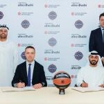 Paulius Motiejunas, CEO de la Euroliga, y Dejan Bodiroga, presidente de la competición, en la firma del acuerdo de la Final Four en Abu Dabi