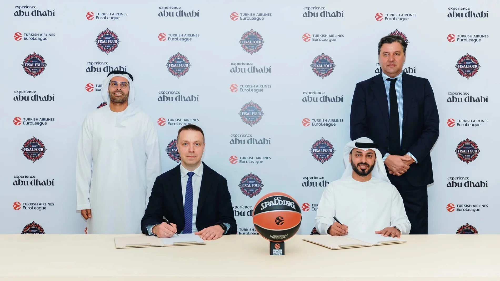 Paulius Motiejunas, CEO de la Euroliga, y Dejan Bodiroga, presidente de la competición, en la firma del acuerdo de la Final Four en Abu Dabi