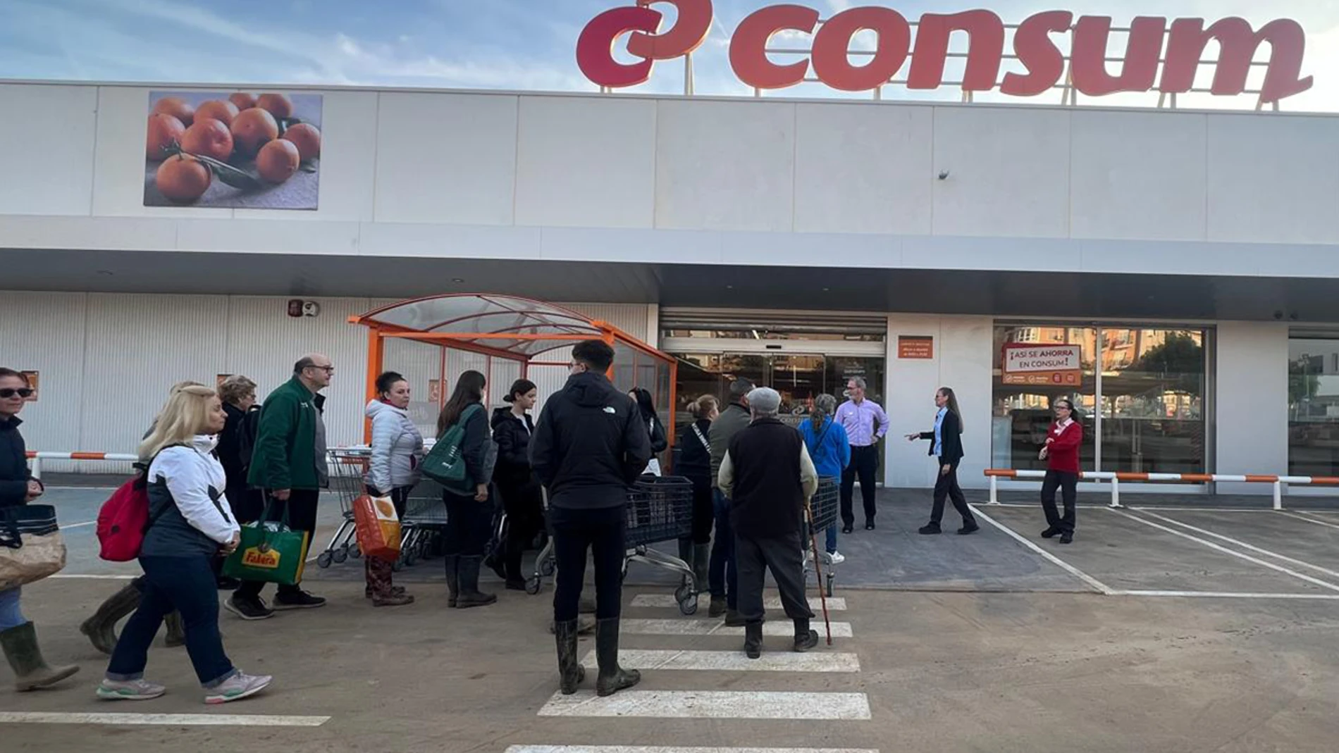 Consum tiene en servicio 57 de las 69 tiendas de su red que fueron afectadas por el paso de la dana