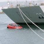 El vehículo en las inmediaciones de una fragata tras caer al mar en el Arsenal Militar de Ferrol