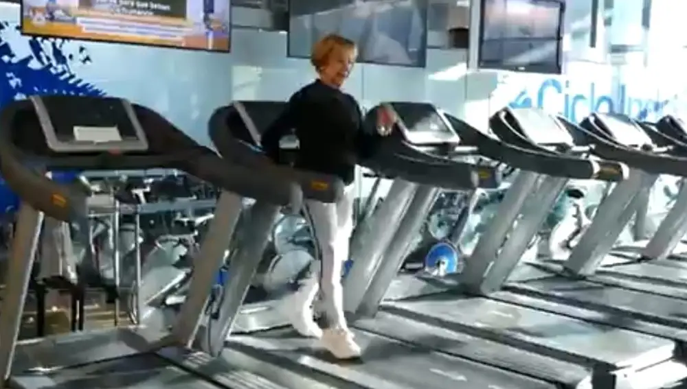 Tere caminando hacia atrás en una cinta andadora
