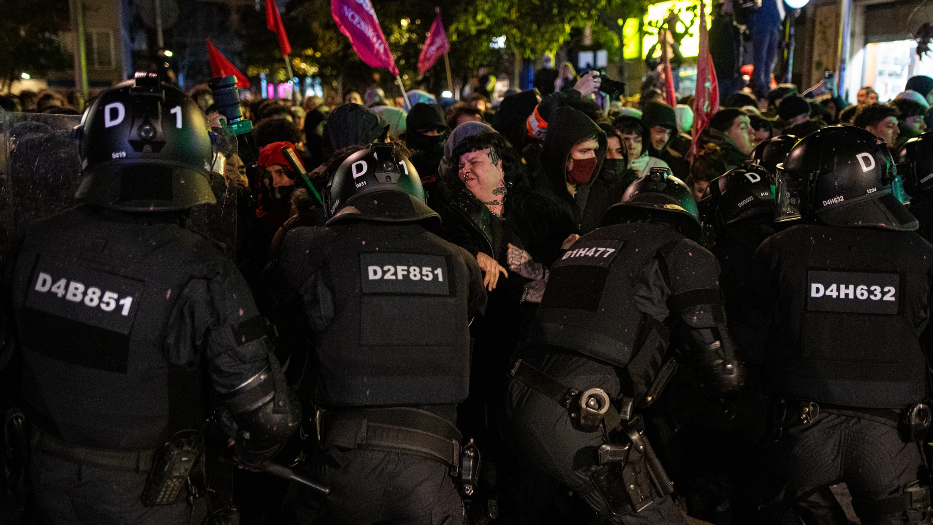 Varias personas se enfrentan a los Mossos d'Esquadra durante la manifestación de miembros de la Antiga Massana, en la rambla del Raval, a 28 de enero de 2025, en Barcelona, Catalunya (España). Los Mossos d'Esquadra han detenido este martes a 5 personas (4 hombres y 1 mujer) en la protesta tras el desalojo de la Antiga Massana, en la que han resultado heridos leves 19 agentes. Las detenciones han sido por delitos de daños, desobediencia, atentado a los agentes y desorden público por intentar c...