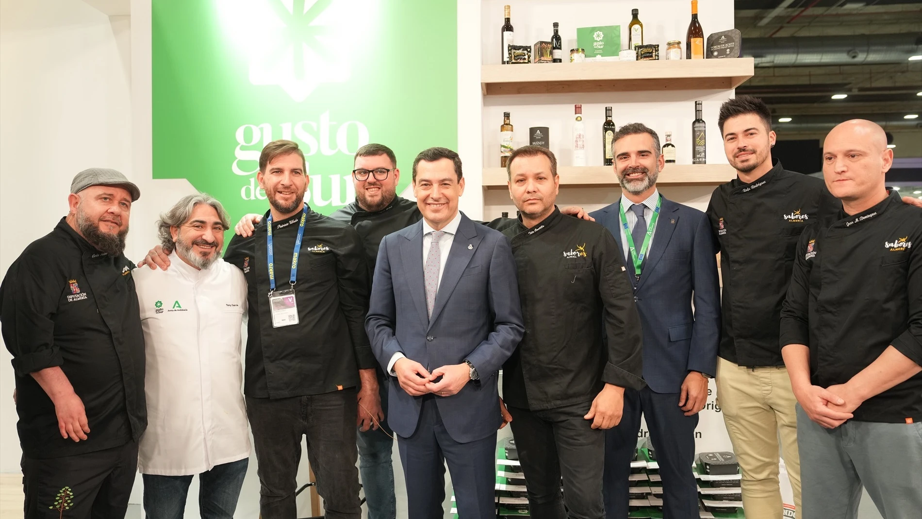Juanma Moreno se anima a cocinar en Madrid Fusión