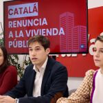 El portavoz Sanjuán y las ediles Elisa Valía y María Pérez