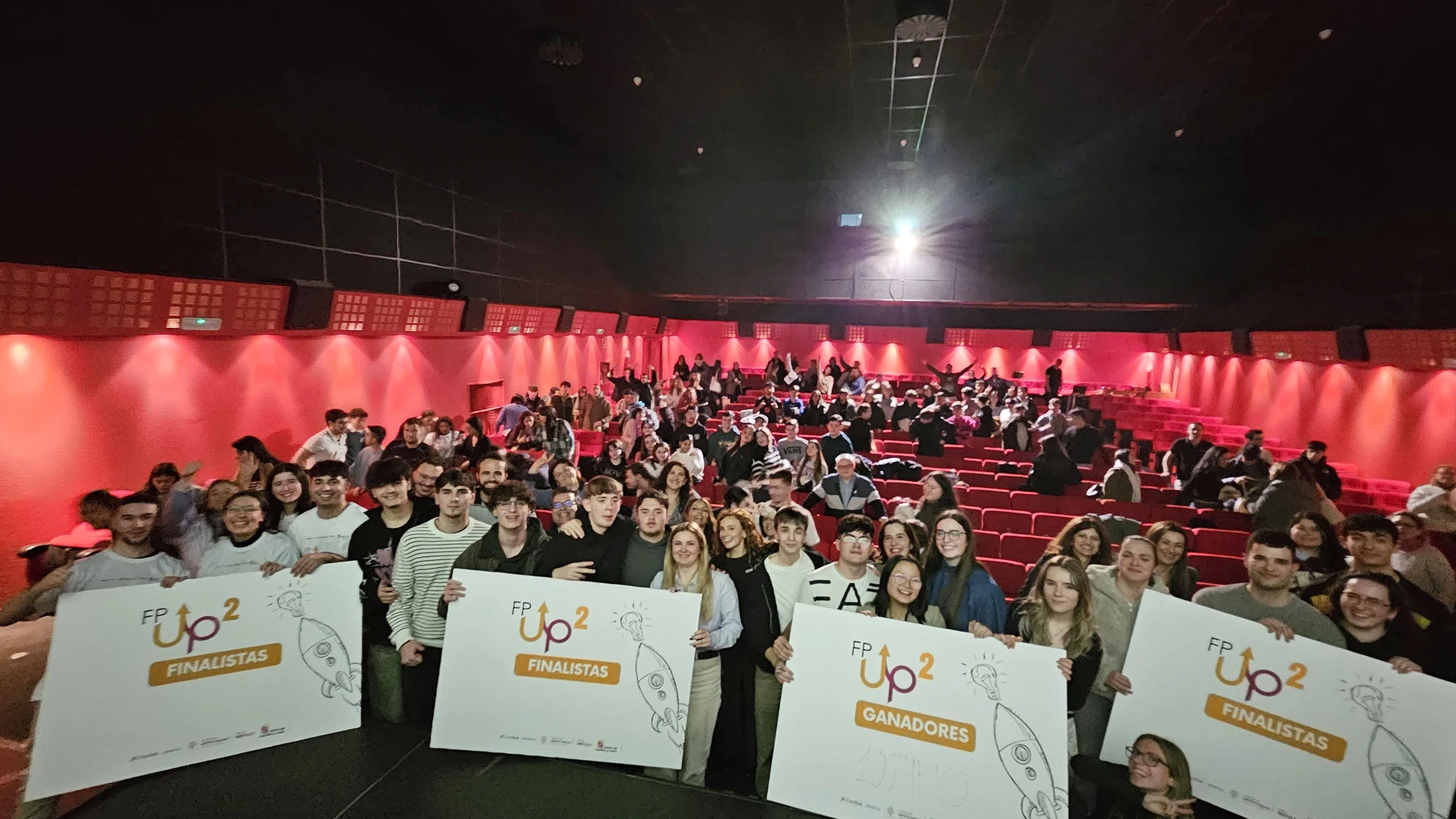 Los participantes en el hackathon FP UP de CaixaBank Dualiza y Empresa Familiar