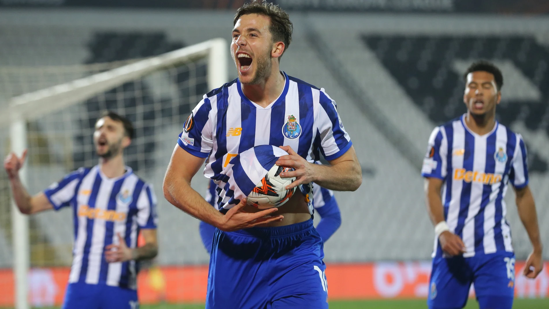 Belgrade (Serbia), 30/01/2025.- Porto's Nico Gonzalez (C) celebrates with teammates after scoring the 0-1 lead during the UEFA Europa League match between Maccabi Tel Aviv and FC Porto in Belgrade, Serbia, 30 January 2025. (Belgrado) EFE/EPA/ANDREJ CUKIC