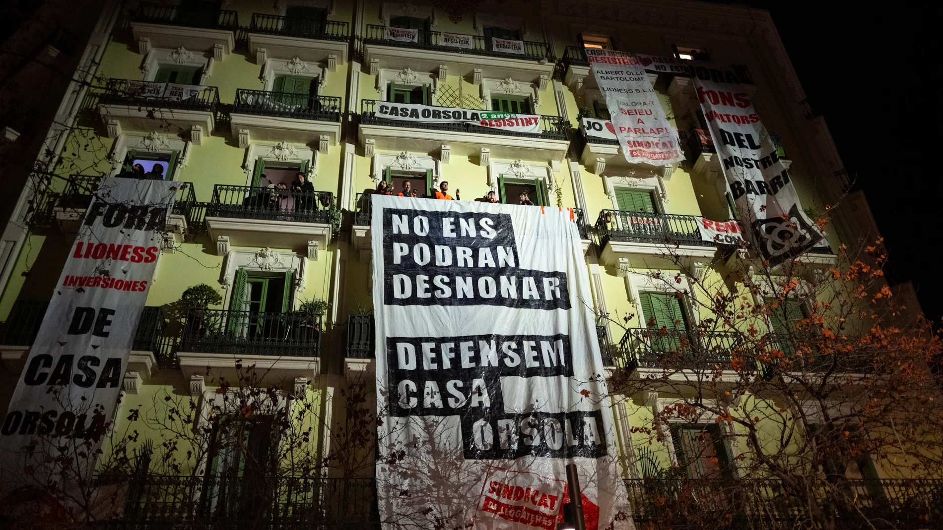Fachada de la Casa Orsola, durante las actividades organizadas antes del desalojo previsto para mañana, a 30 de enero de 2025, en Barcelona, Catalunya (España). El Sindicat de Llogateres y muchas otras entidades de defensa del derecho a la vivienda entienden que el de Josep, uno de los vecinos de esta finca del Eixample que se niega marcharse pese a que ya caducó su contrato de alquiler, se trata de un caso paradigmático que ilustra cómo los intereses empresariales están expulsando lentamente...