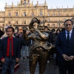 El artista chino Xu Hongfei junto al alcalde García Carbayo, en la Plaza Mayor de Salamanca