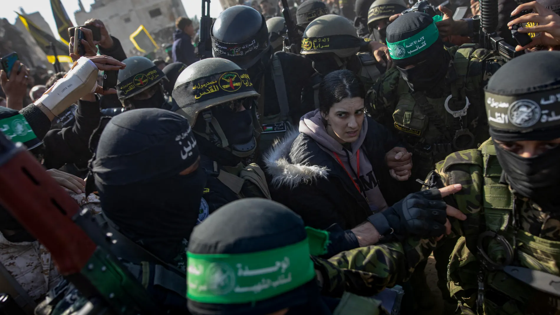 -FOTODELDÍA- JERUSALÉN, 30/01/2025.- La rehén israelí Arbel Yehud, de 29 años, en el momento en el que es liberada por Hamás y la Yihad Islámica en el sur de Gaza. El primer ministro de Israel, Benjamín Netanyahu, lamentó las "escenas impactantes", durante las operaciones de liberación de rehenes en la Franja de Gaza, organizadas entre las ruinas de las localidades gazatíes de Yabalia y Jan Yunis. Las imágenes de la liberación de los rehenes muestran a miles de gazatíes que acudieron al luga...