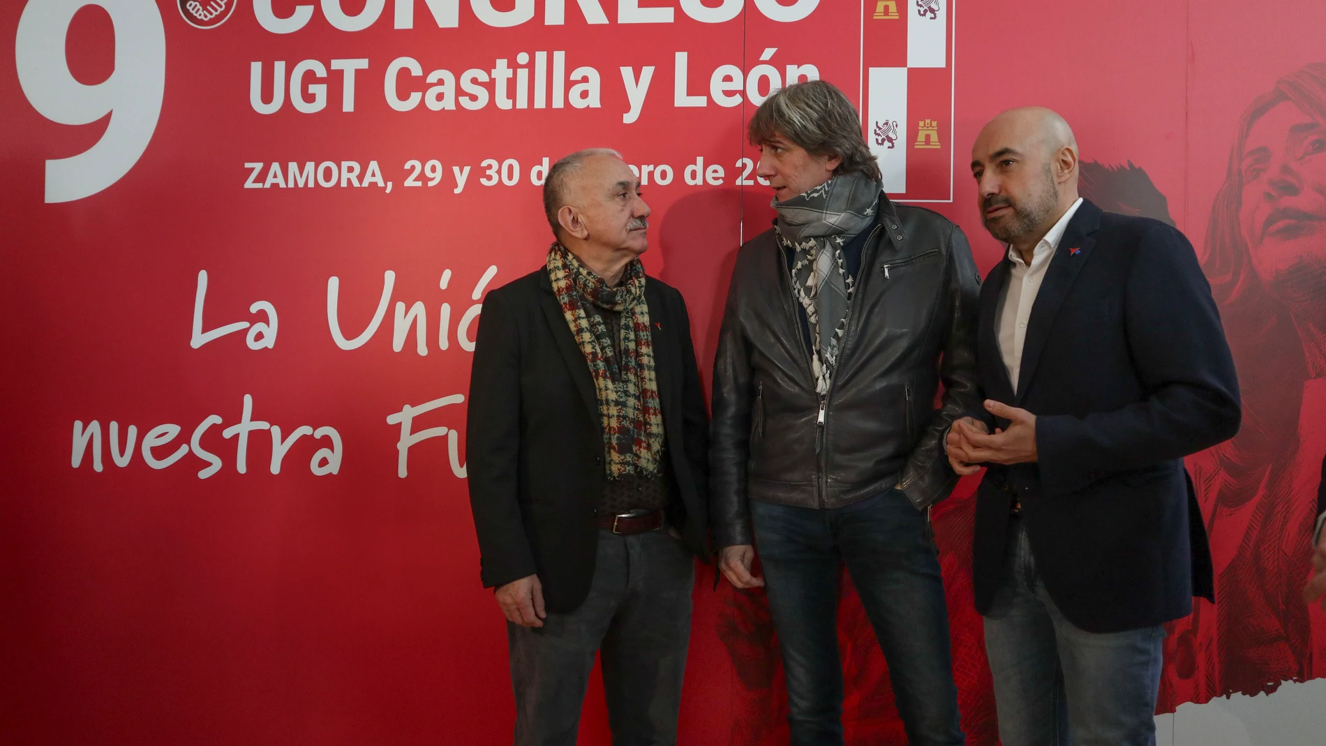 ZAMORA, 30/01/2025.- El secretario general electo del PSOE de Castilla y León, Carlos Martínez (c), conversa con el secretario general de UGT, Pepe Álvarez (i) y con el nuevo secretario autonómico del sindicato en Castilla y León, Oscar Lobo, momentos antes de la clausura del IX Congreso Autonómico de UGT de Castilla y León. EFE/ Mariam A. Montesinos