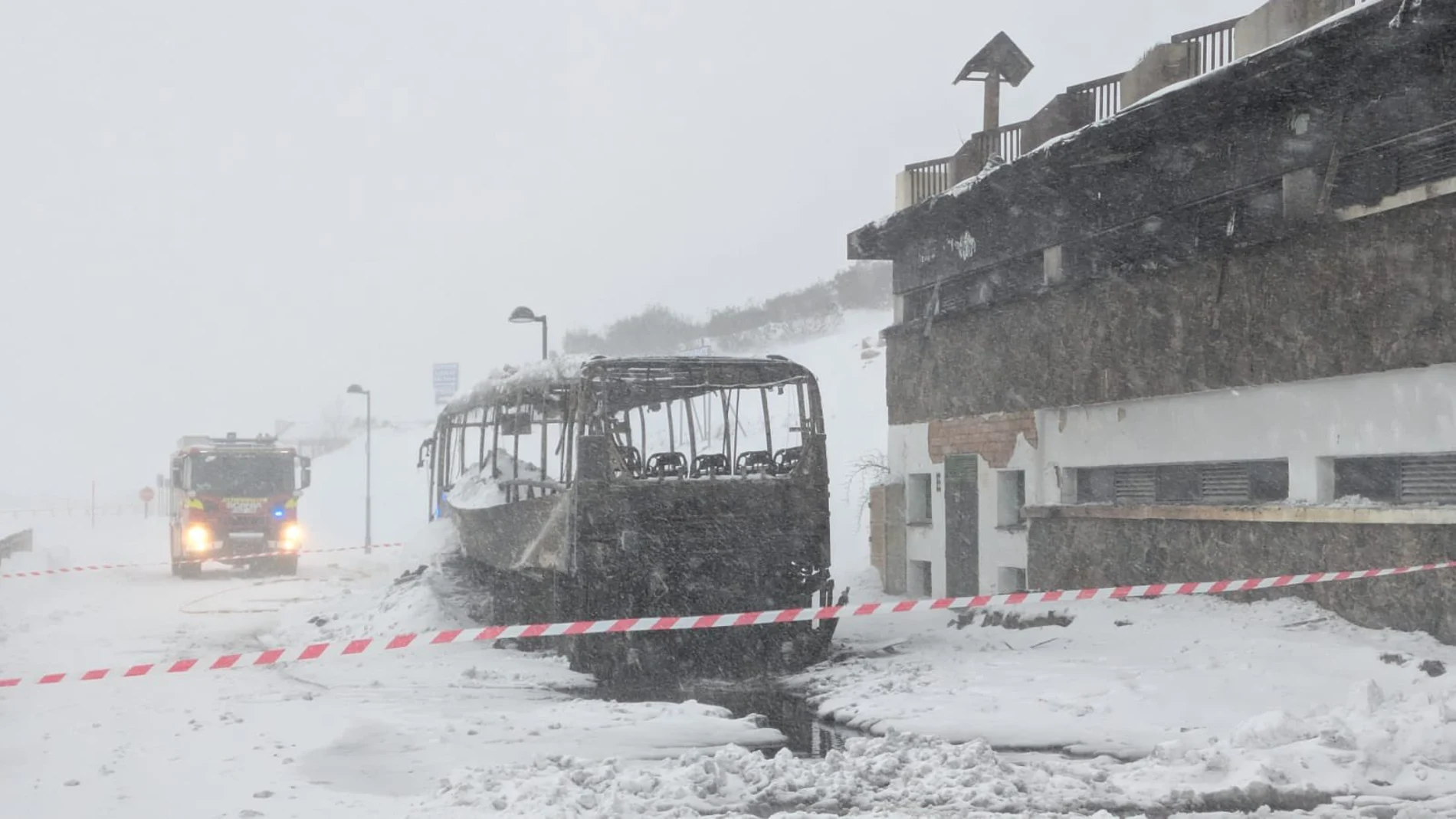 Un autobús se incendia en plena nevada en la estación de esquí de San Isidro (León)