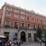 Fachada del palacio en la calle Arenal