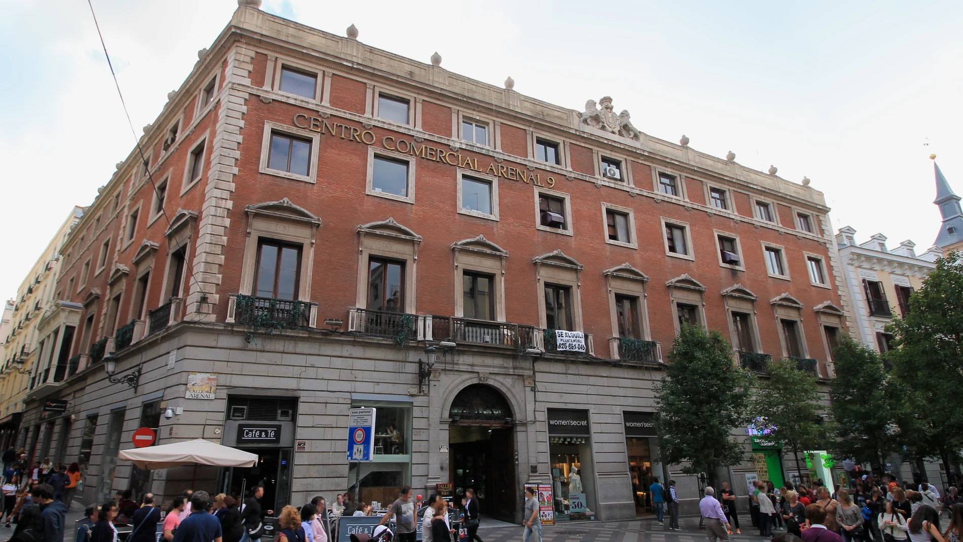 Fachada del palacio en la calle Arenal