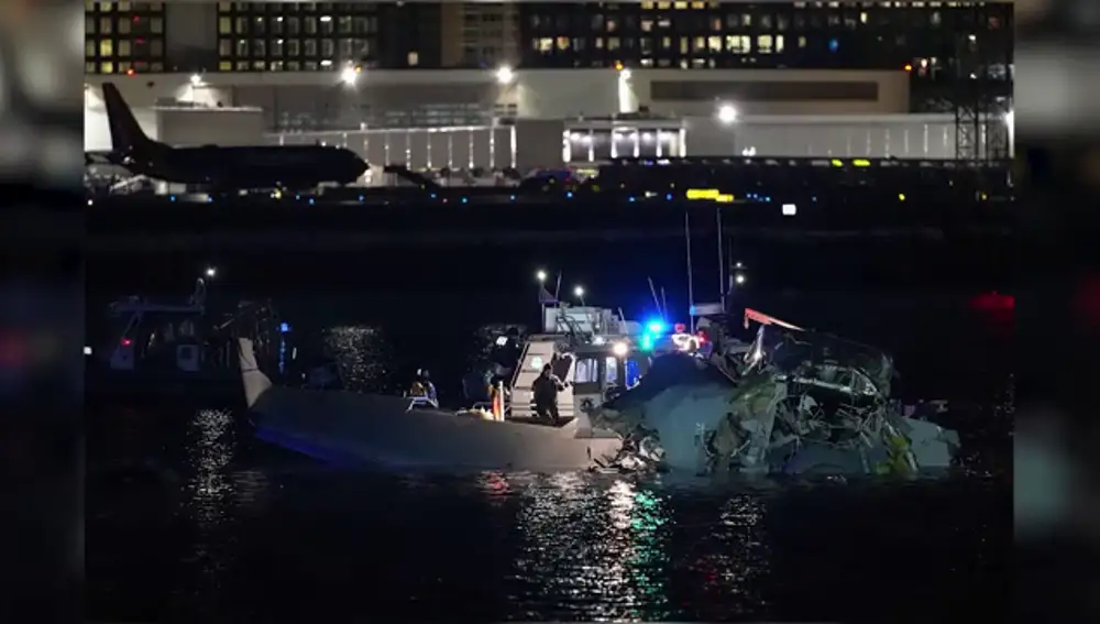Las autoridades descartan que haya supervivientes tras el accidente aéreo de Washington