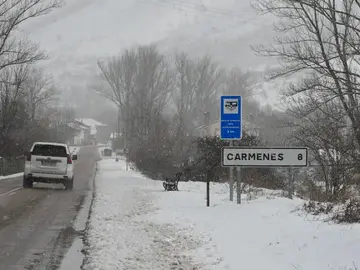 Siguen cortados 2 tramos y cadenas en otros seis, tres de ellos vías nacionales de León VILLAMANÍN (LEÓN), 30/01/2025.- Un coche circula a la altura de la localidad leonesa de Villamanín durante una nevada este jueves. La borrasca Ivo y las acumulaciones de nieve mantienen cortada a las 15.00 horas la ZA-103, en Galende, en Zamora, y la DSA-180, en La Hoya, en Salamanca, con otros seis tramos de vías de Castilla y León en los que hay que transitar con cadenas y no pueden circular ni camiones ni autobuses, incluidos la N-621 y N-625 en Riaño, y n-630 en Villamanín, todos en la pr...