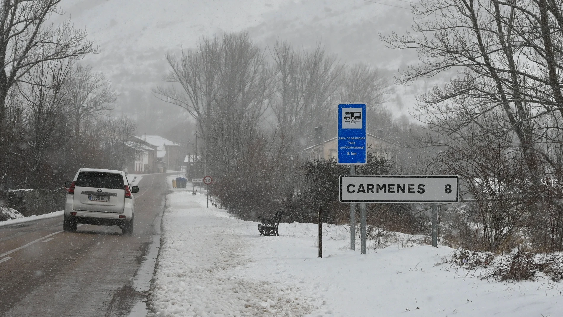 VILLAMANÍN (LEÓN), 30/01/2025.- Un coche circula a la altura de la localidad leonesa de Villamanín durante una nevada este jueves. La borrasca Ivo y las acumulaciones de nieve mantienen cortada a las 15.00 horas la ZA-103, en Galende, en Zamora, y la DSA-180, en La Hoya, en Salamanca, con otros seis tramos de vías de Castilla y León en los que hay que transitar con cadenas y no pueden circular ni camiones ni autobuses, incluidos la N-621 y N-625 en Riaño, y n-630 en Villamanín, todos en la pr...
