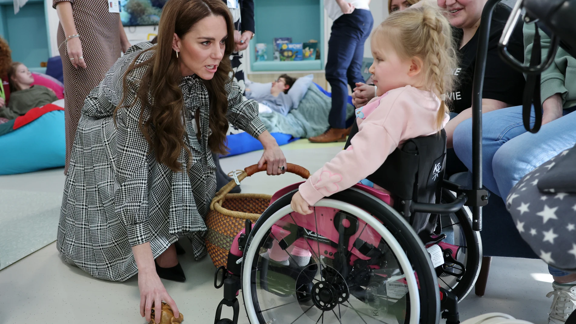 Kate Middleton reaparece para visitar un hospital infantil