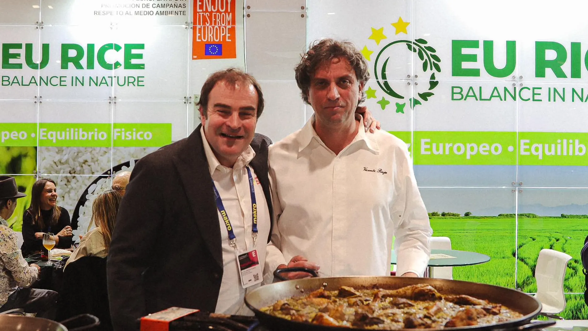 Vicente Rioja muestra la paella que hizo en Madrid Fusión