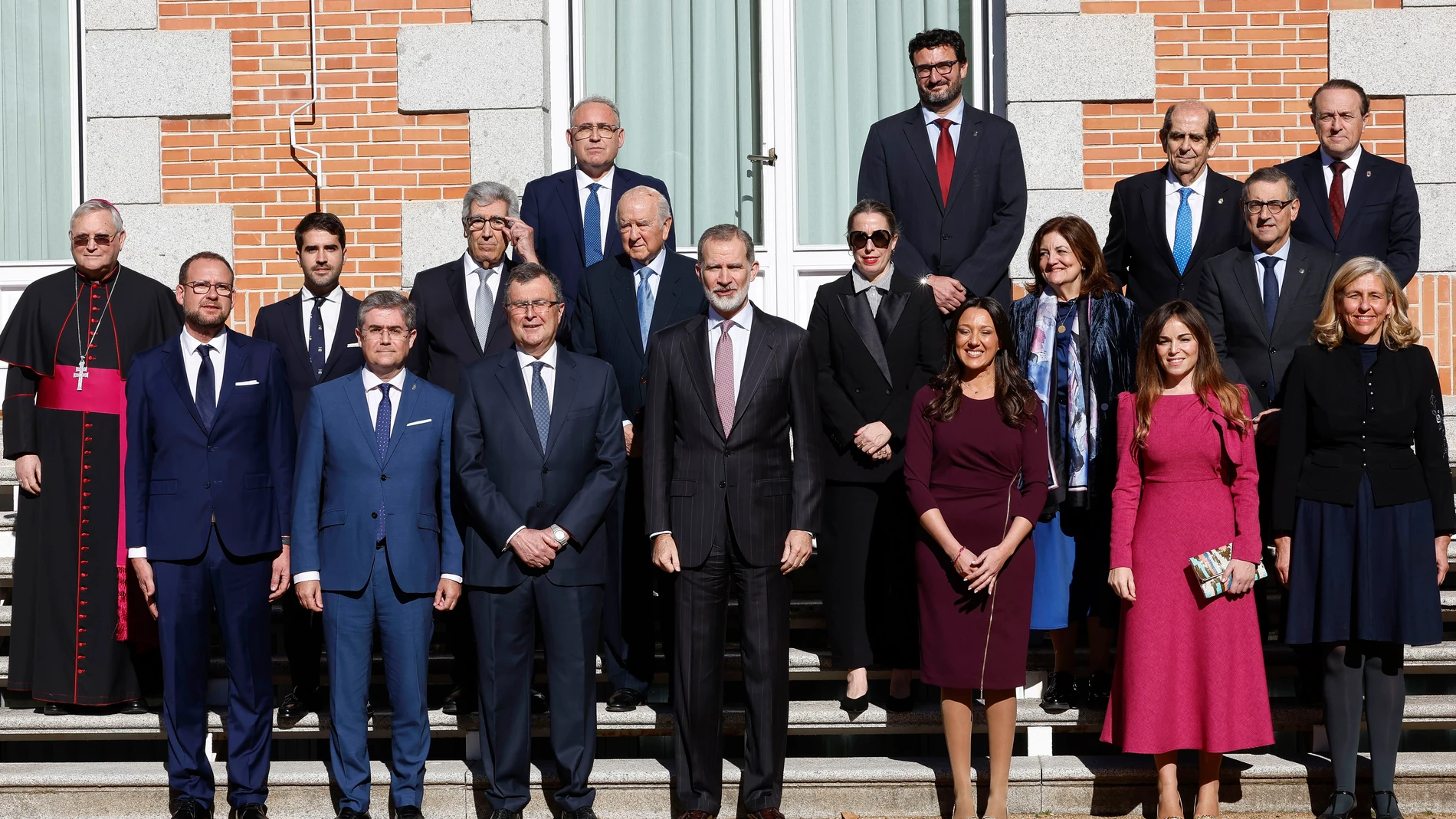 MADRID (ESPAÑA), 30/01/2025.- El rey Felipe VI junto al alcalde de Murcia y presidente del Comité Organizador Murcia 1200, José Ballesta Germán (3i) en la foto de familia junto a los miembros de la corporación municipal, del Consejo Asesor y del Comité Organizador del 1.200º aniversario de la fundación de la ciudad de Murcia, con los que se ha reunido este jueves en el Palacio de la Zarzuela. EFE/Chema Moya