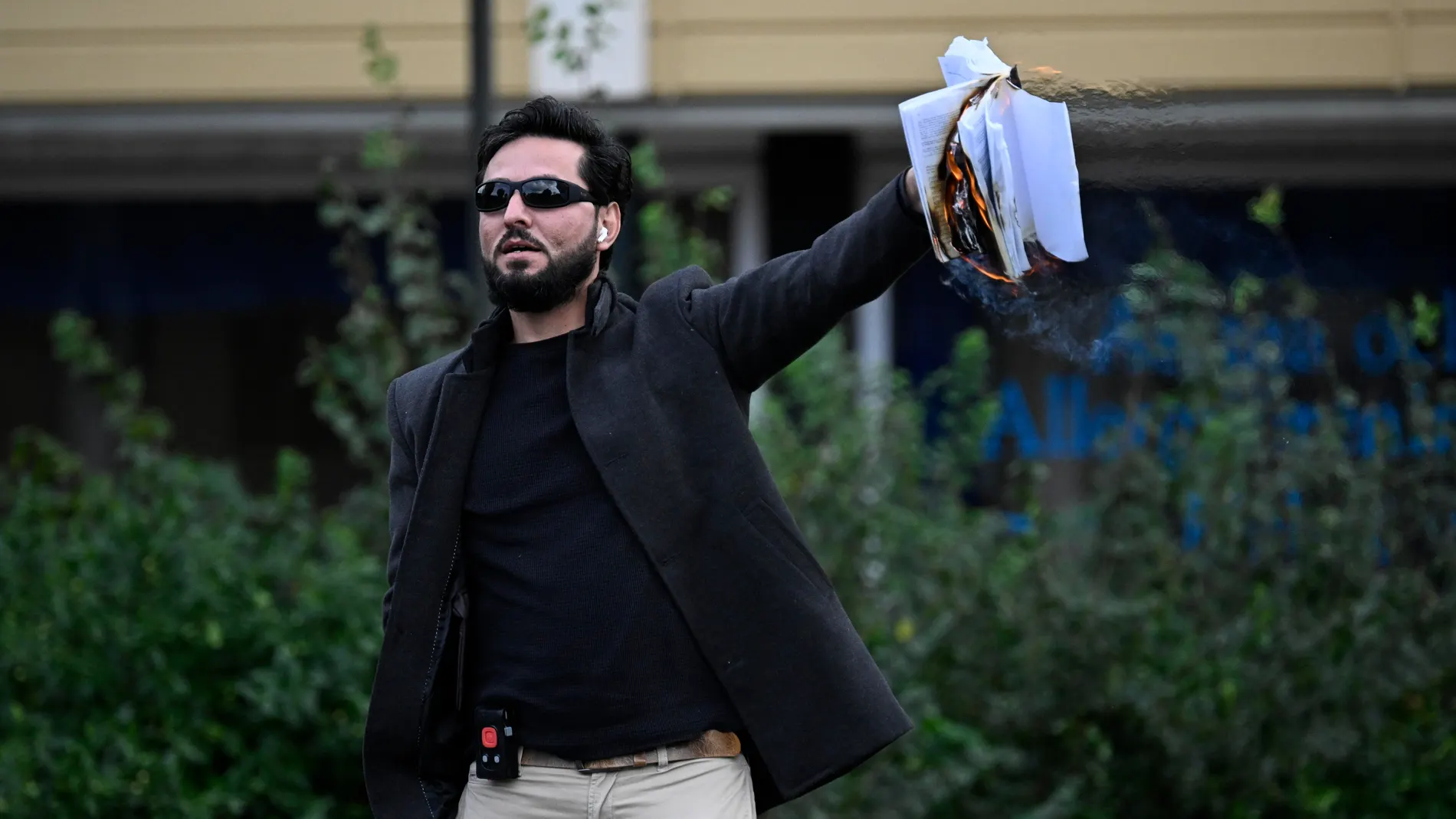 Malmo (Sweden), 30/09/2023.- (FILE) - Salwan Momika burns the Koran in Malmo, south of Sweden, 30 September 2023 (issued 30 January 2025). Stockholm District Court confirmed, that Iraqi Koran-burning protester Salwan Momika, was shot dead in an apartment in Sodertalje on the evening of 29 January. (Protestas, Suecia, Estocolmo) EFE/EPA/JOHAN NILSSON SWEDEN OUT