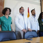 El gerente de Asistencia Sanitaria del Bierzo, Juan Ortiz de Saracho (2I), junto al coordinador de cirugía robótica del Hospital de El Bierzo, Óscar Miranda (2D), y las enfermeras del servicio de Urología, Paula Fernández (I), y Meritxell Fornel (D), durante su comparecencia para informar sobre el éxito de las primeras operaciones con el robot Da Vinci