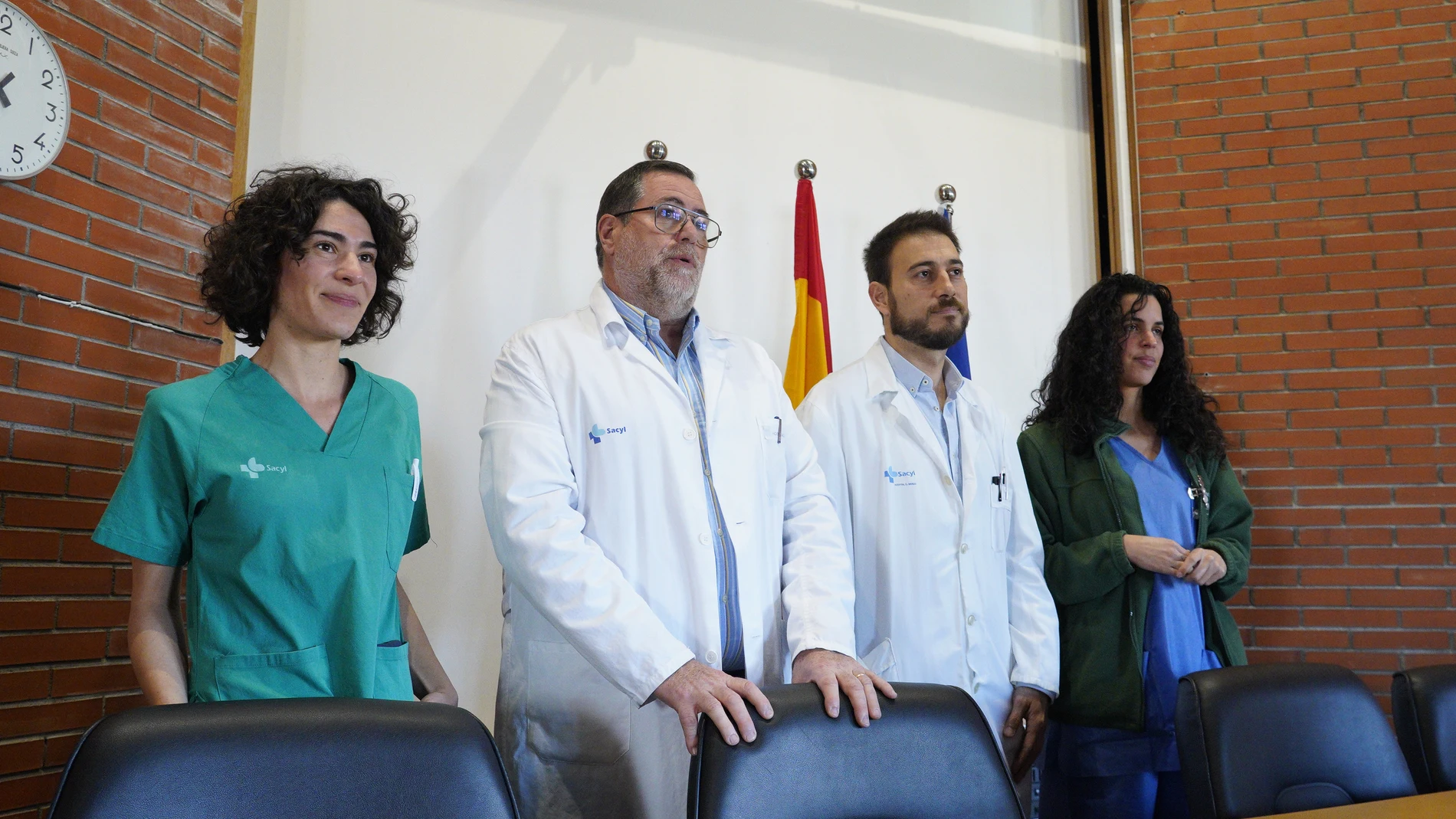 El gerente de Asistencia Sanitaria del Bierzo, Juan Ortiz de Saracho (2I), junto al coordinador de cirugía robótica del Hospital de El Bierzo, Óscar Miranda (2D), y las enfermeras del servicio de Urología, Paula Fernández (I), y Meritxell Fornel (D), durante su comparecencia para informar sobre el éxito de las primeras operaciones con el robot Da Vinci