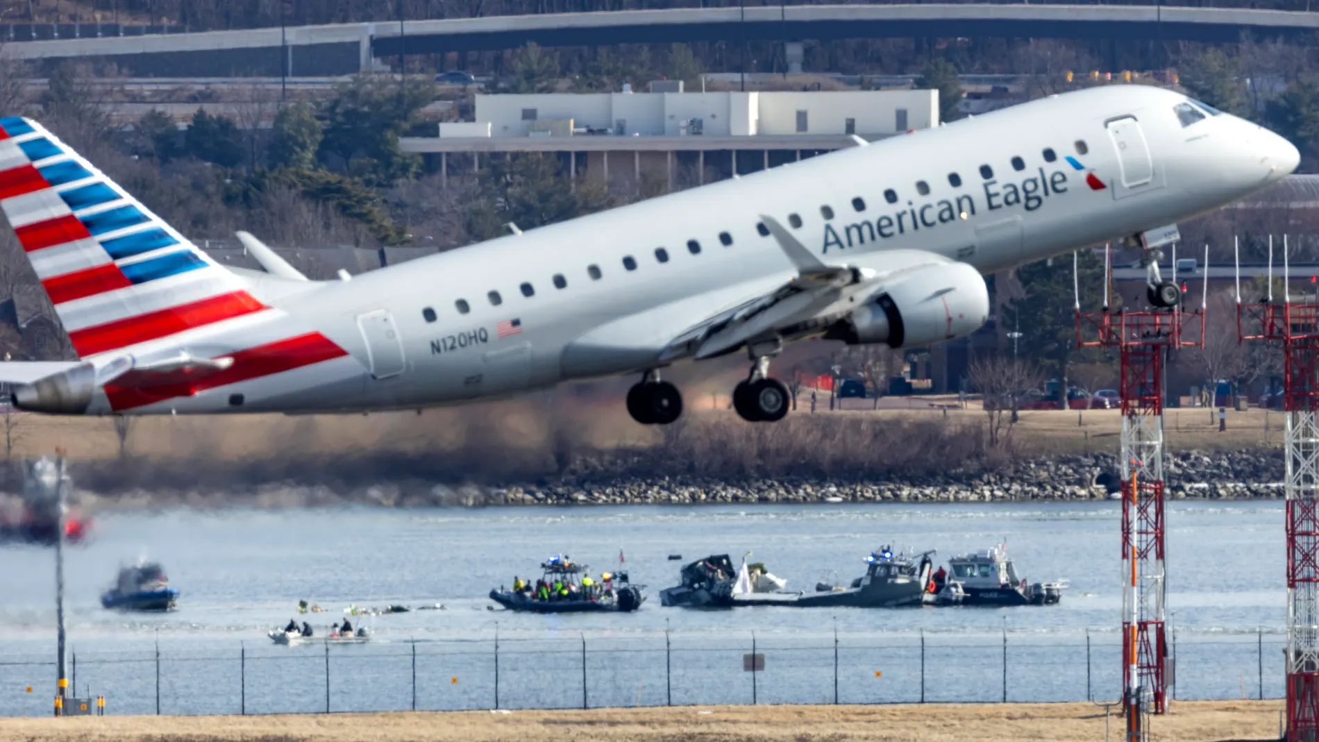 Washington (United States), 30/01/2025.- An American Eagle flight takes off from Ronald Reagan Washington National Airport in front of the wreckage of a commercial airplane that collided with a military helicopter, in Arlington, Virginia, USA, 30 January 2025. DC Fire and EMS Chief John Donnelly said no survivors are expected following the collision of an American Eagle Flight, with 60 passengers and four crew members on board, with a US Army Black Hawk helicopter carrying three US service me...