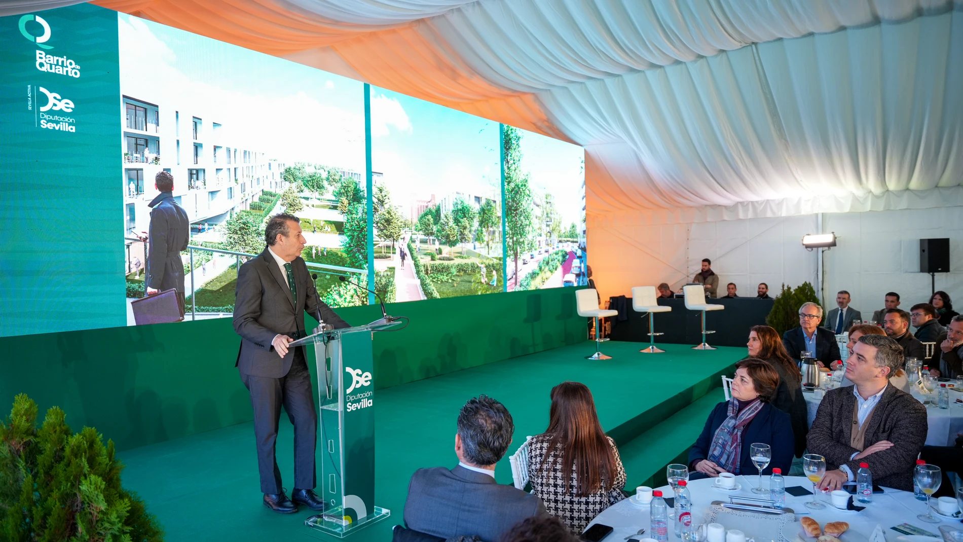 El presidente de la Diputación de Sevilla, Javier Fernández, interviene en el acto de presentación del proyecto Barrio de Quarto
