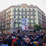 Cientos de vecinos y activistas se concentran ante la Casa Orsola para evitar el desahucio de un vecino