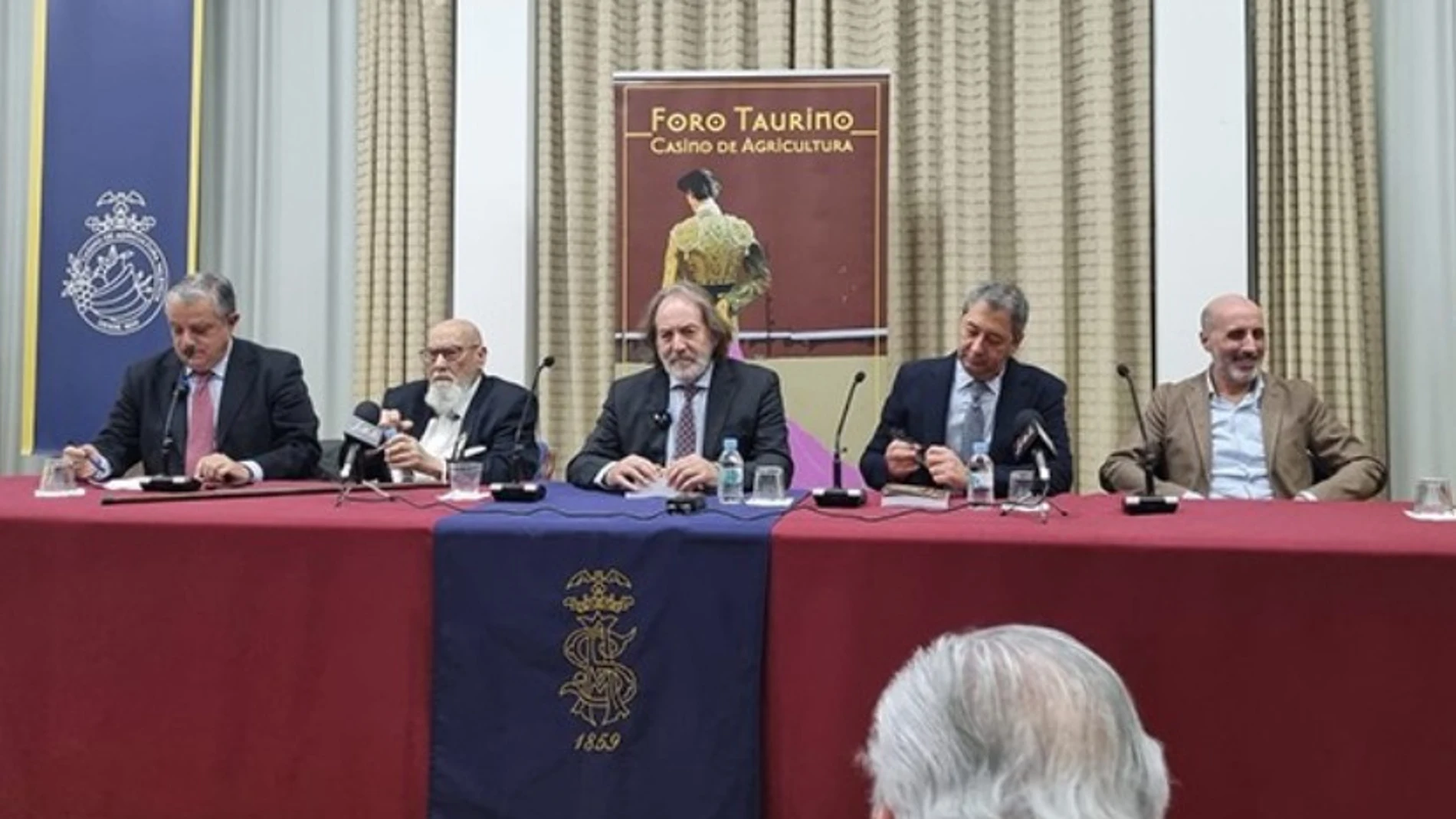 Paco Delgado, en el centro, junto a Paco Picó y Vicente Barrera durante la presentación del libro